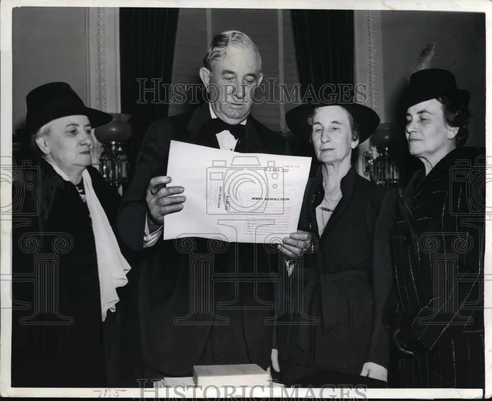 1941 Press Photo Texas Senator Tom Conally & Sisters View Law Bill - nee63282