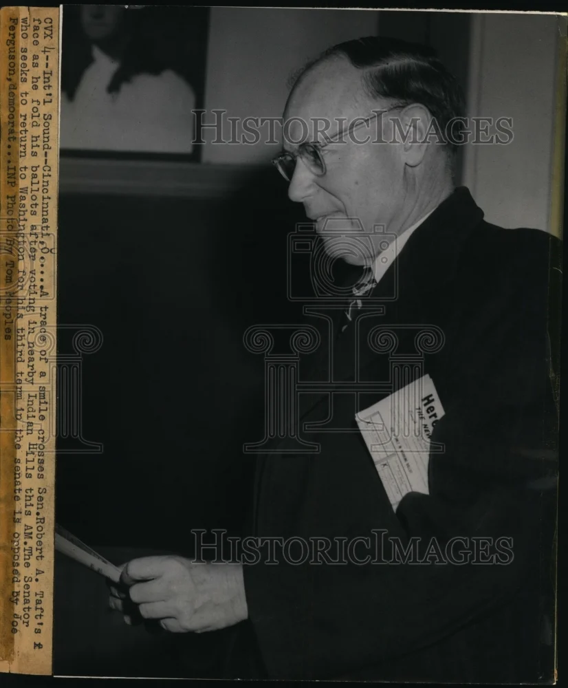 1958 Press Photo Senator Robert A Taft of Ohio Folding His Ballot - nee67685