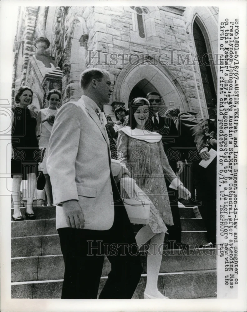 1967 Press Photo Pat and Luci Nugent leave St. Mary's Cathedral in Austin Texas