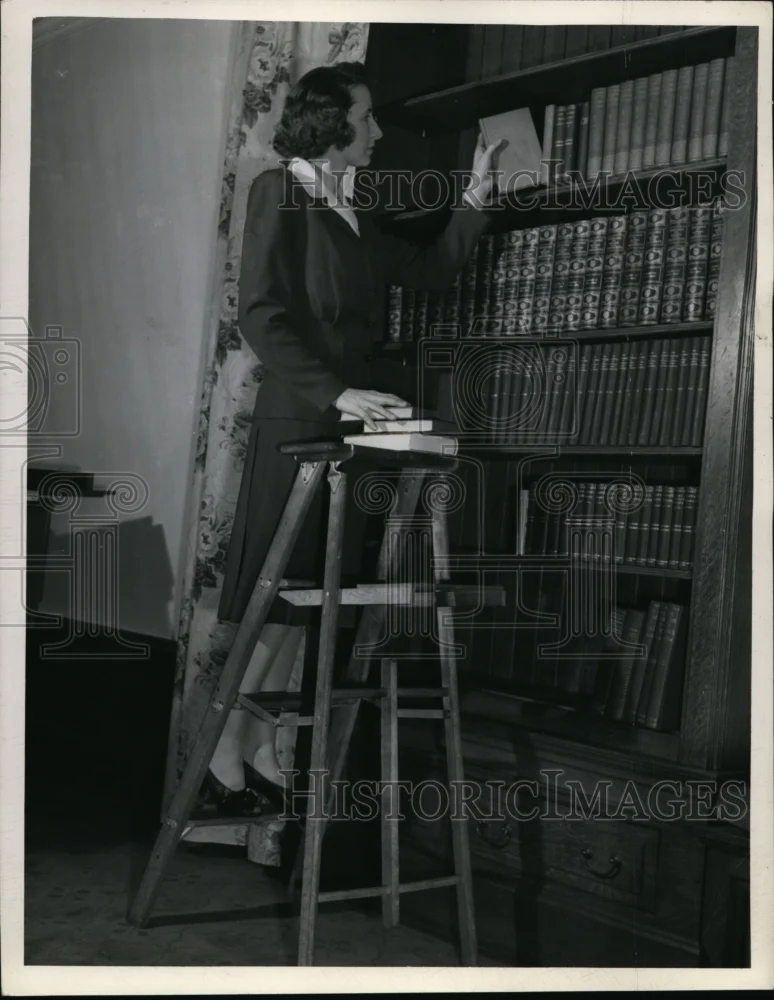 1945 Press Photo Jane Lausche in library