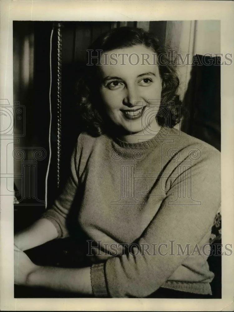 1941 Press Photo Virginia Hansen, Detroit Social Worker with Million Dollar.