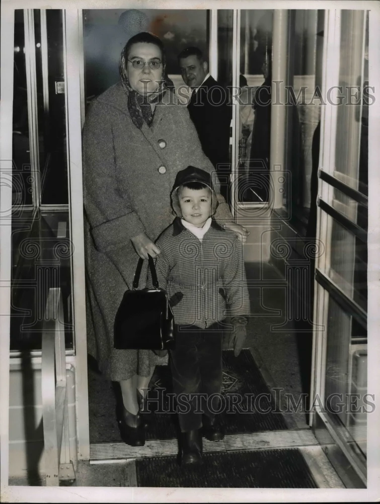 1959 Press Photo Mrs. James Puflea and Arthur Ardeleau. - nee71018