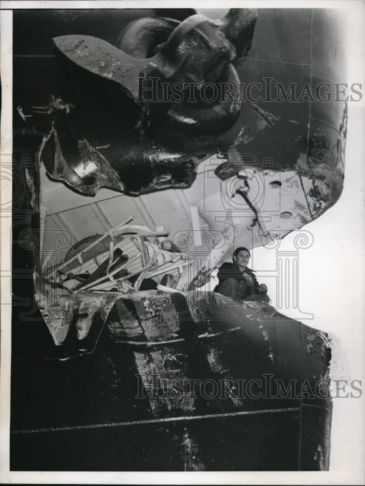 1946 Press Photo Seaman Aboard Freighter Sea Centaur in San Francisco Bay