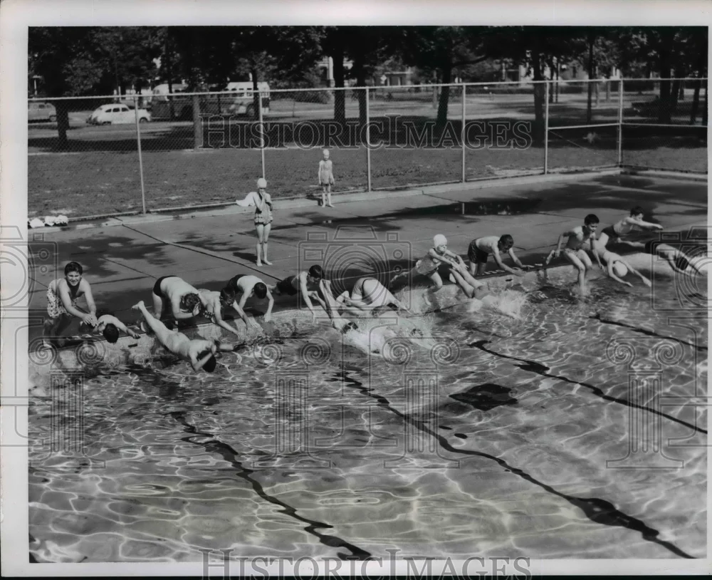 1957 Press Photo First Day Of Summer At Lincoln Pool - nee85404