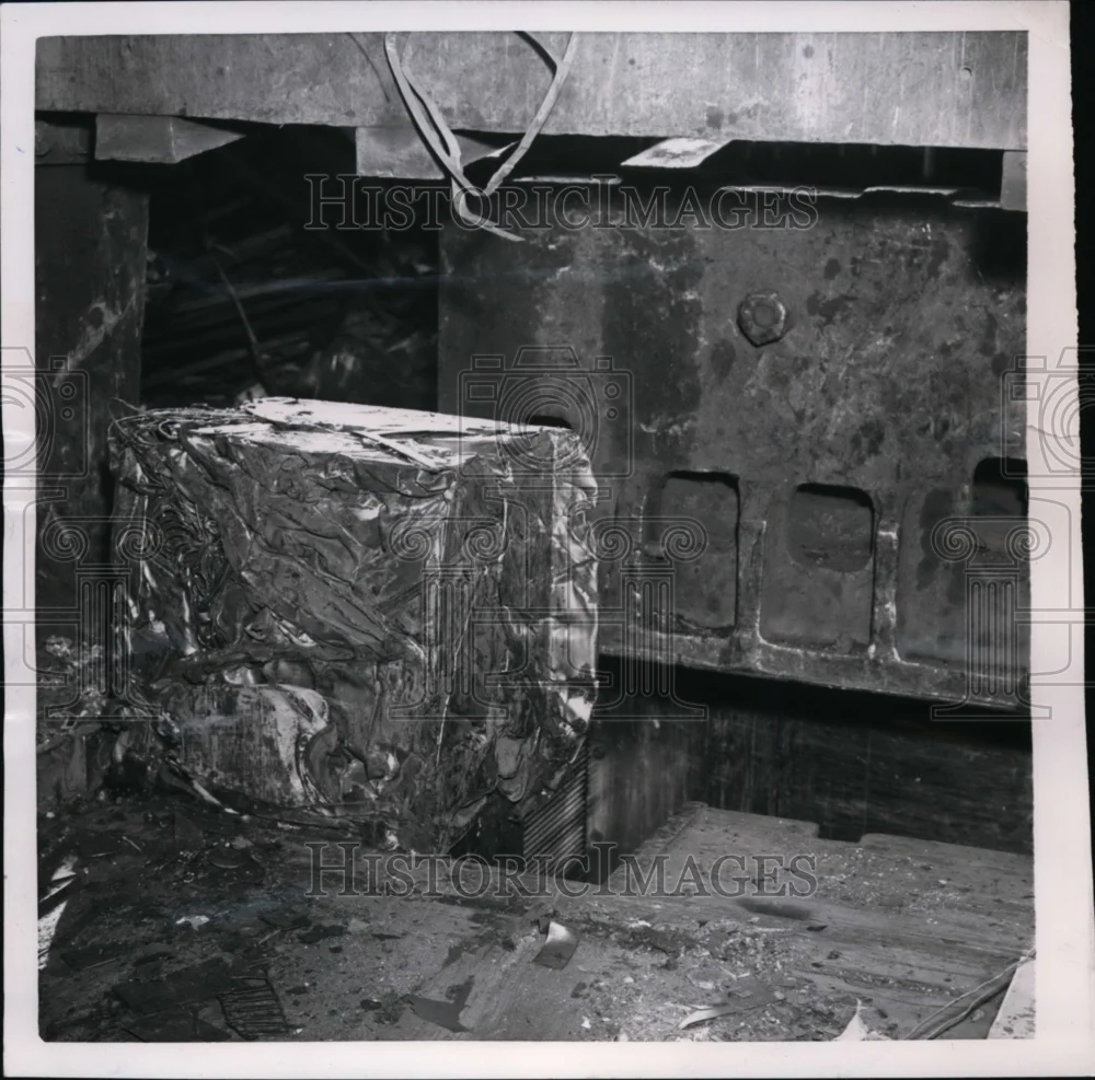 1951 Press Photo Iron Scarps being squared up in a Box like machine - nee89126