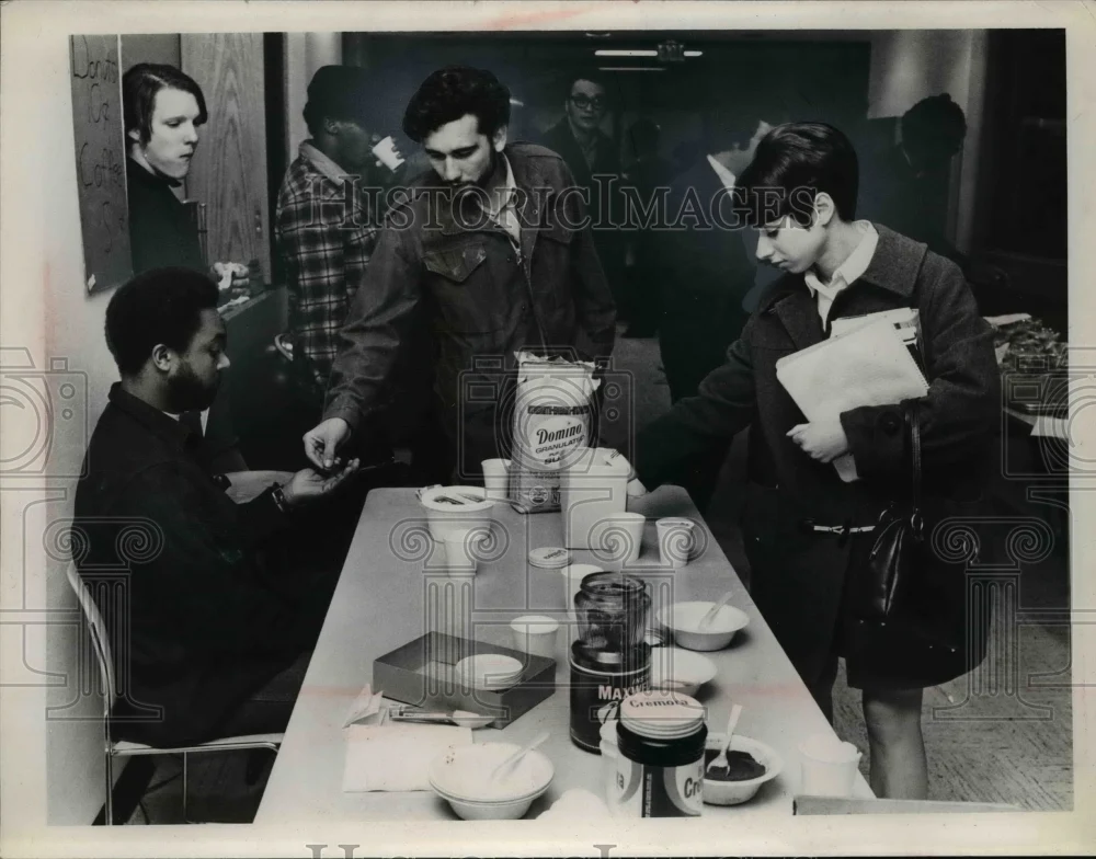1970 Press Photo Student Run cafeteria at Cuyahoga Comm. College - nee89287