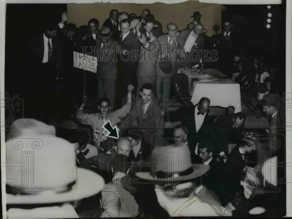 1952 Press Photo Dwight Eisenhower walked away after platform collapsed