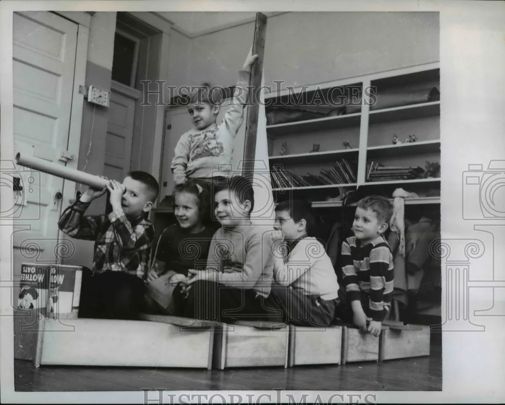 1958 Press Photo KIndergarten in their classroom at Garfield Ohio - nee90288