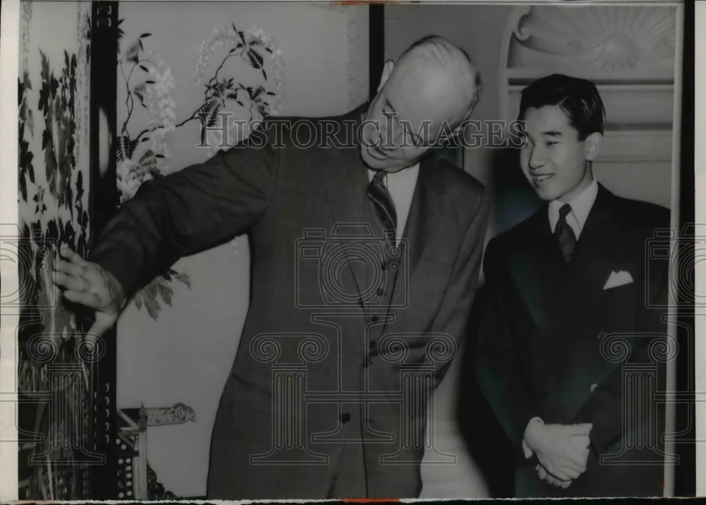 1953 Press Photo President Eisenhower Examines Gift From Prince Akihato of Japan