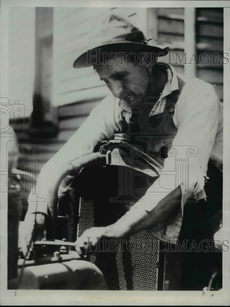 1934 Press Photo James Steele Tinkers The Old Auto - nee95375