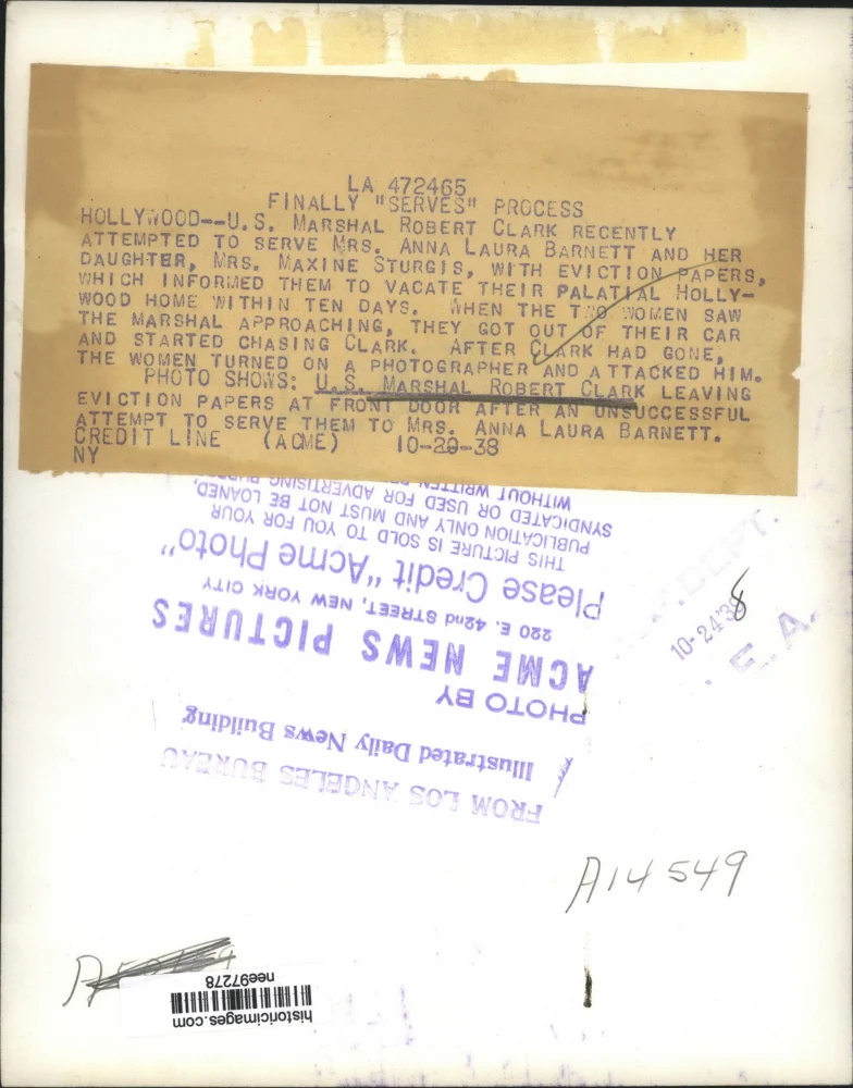 1938 Press Photo U.S Marshall Robert Clark leaving eviction paper at front door - Image 2