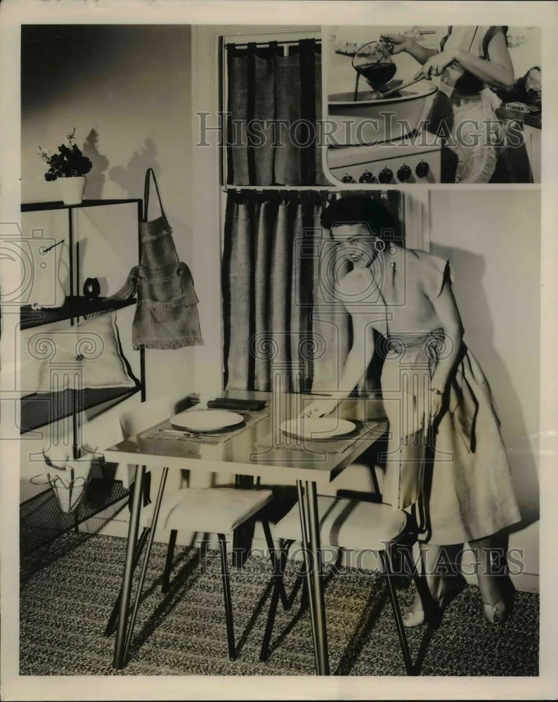 1954 Press Photo Designer Elizabeth Cowan with her home dyed burlap feed bags