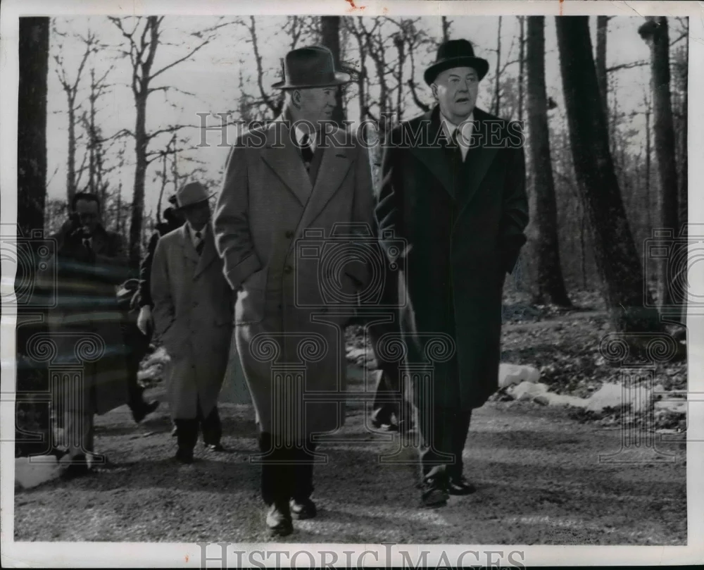1955 Press Photo Dwight Eisenhower Walks from Cottage at Laurel Lodge