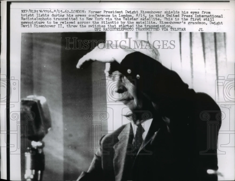 1962 Press Photo Dwight Eisenhower Shields His Eyes at London Press Conference