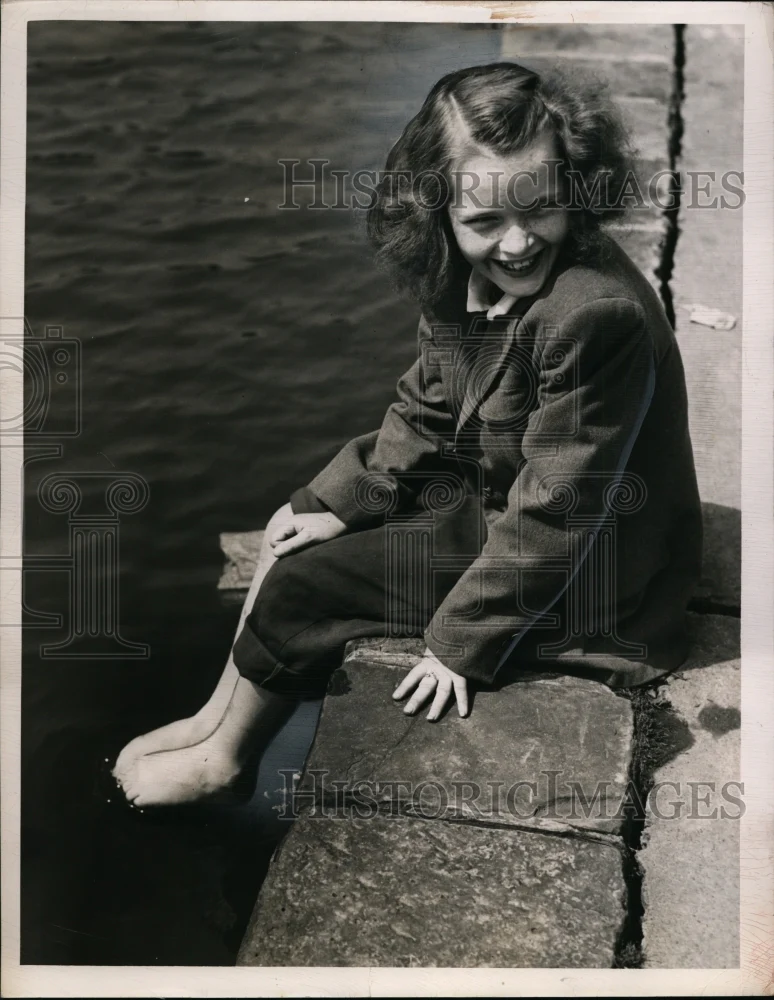 1949 Press Photo Barbara Kelly and Hough Ave School at Wade Park - nee99454