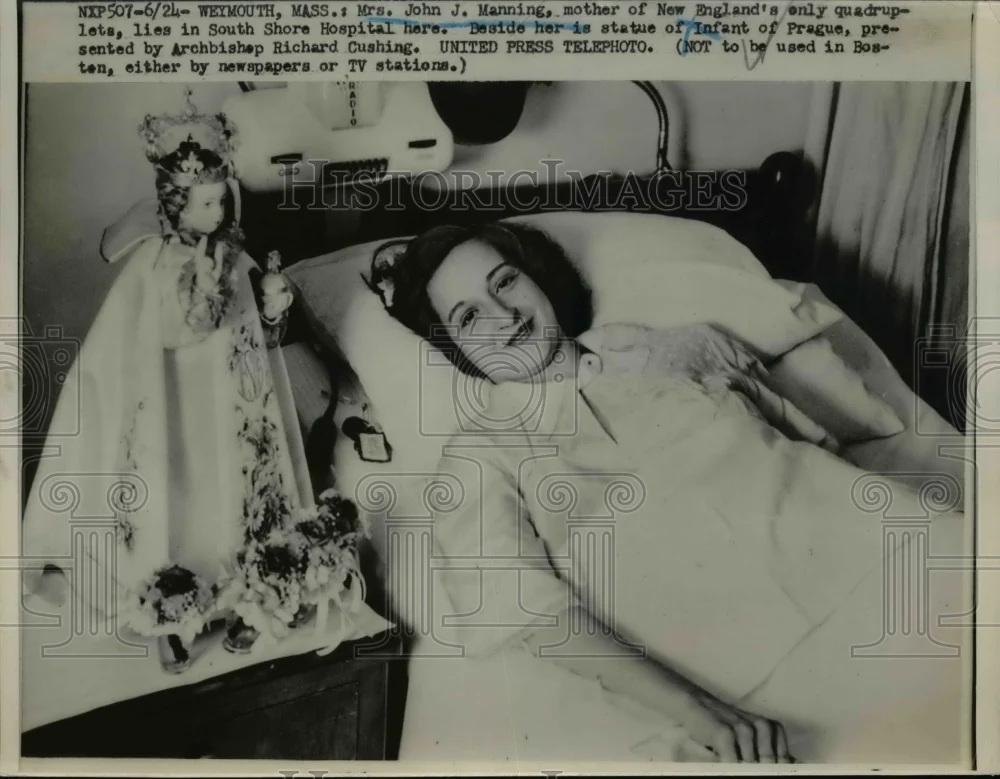 1952 Press Photo Mrs John Manning in South Shore Hospital after giving birth