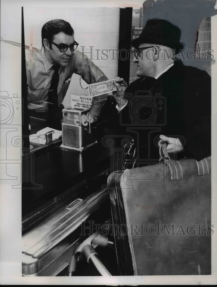 1964 Press Photo Arthur Dean, CJS cashier and J, Frankel - nef04670