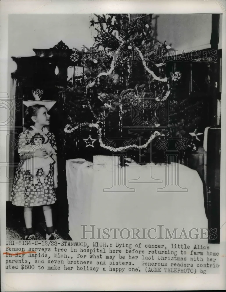 1950 Press Photo Alice Benson,Dying of cancer survey Christmas tree in Hospital