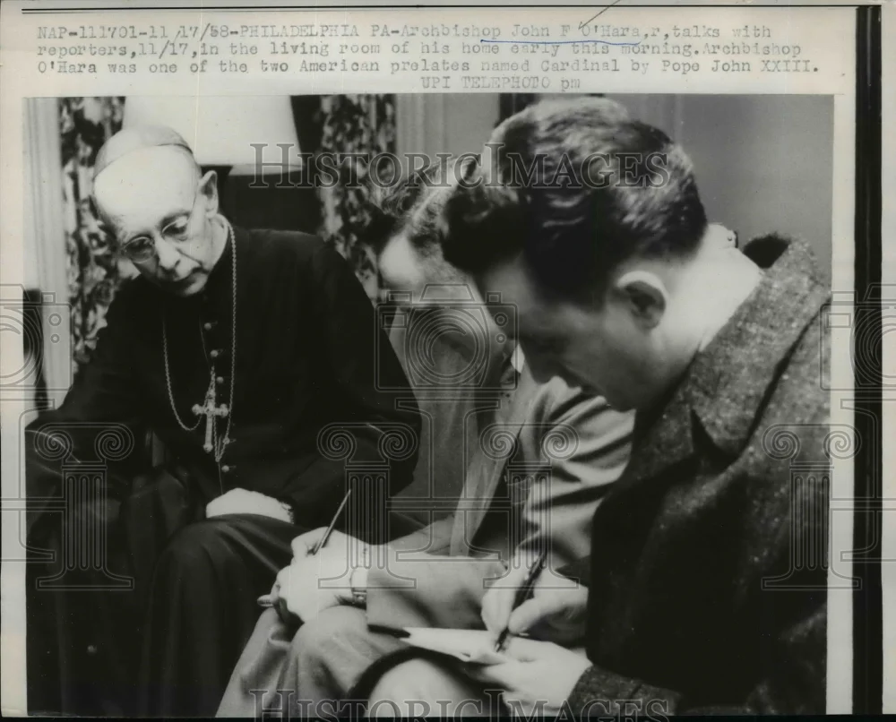 1958 Press Photo O'Hara talks with reporters in living room of his home