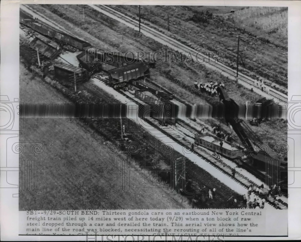 1950 Press Photo Thirteen Gondola cars on Eastbound N.Y. Central train piled up