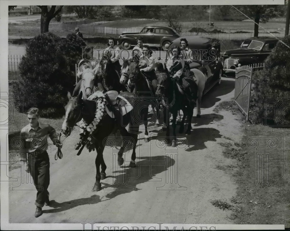 1941 Press Photo Riderless Horse Leads Funeral Procession of Mrs. Sonja Moore