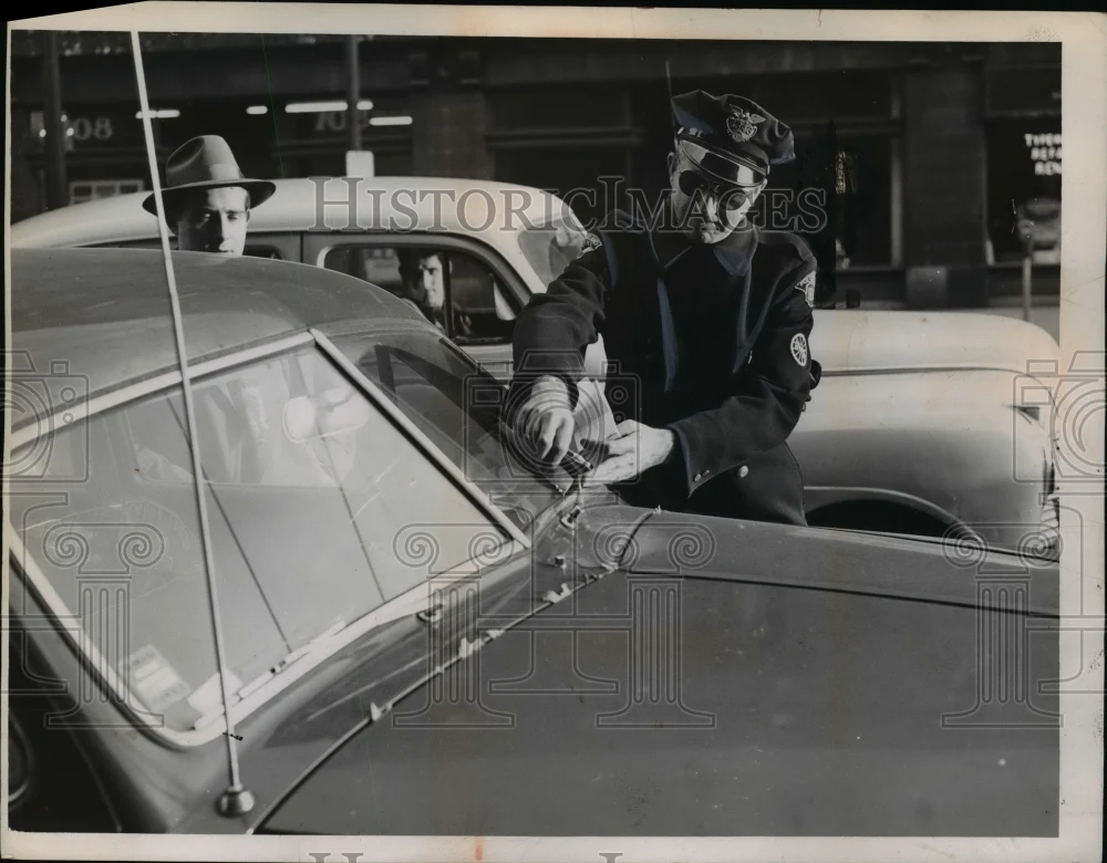 1952 Press Photo Police Wilber Montwieler Tickets a Car On St. Clair - nef12420