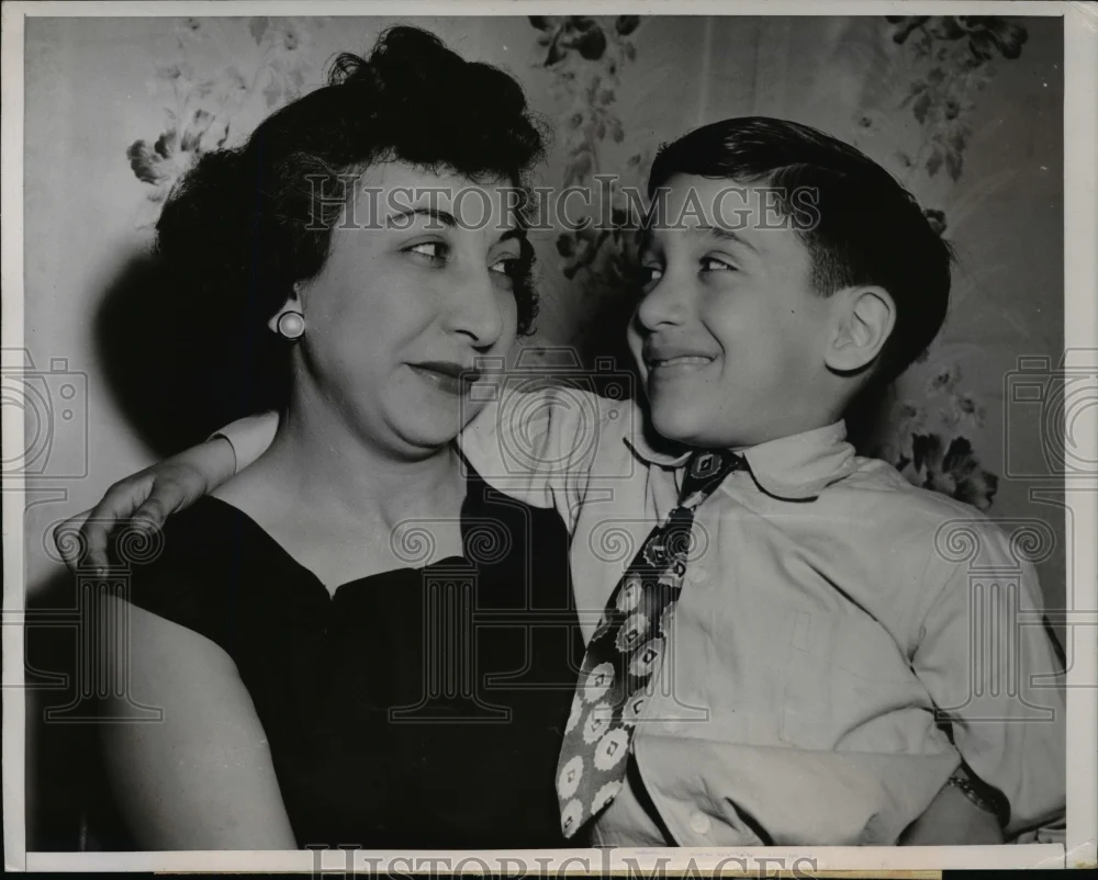 1951 Press Photo Mrs J. De Franza Charges Spouse Fed Their Son Raw Meat