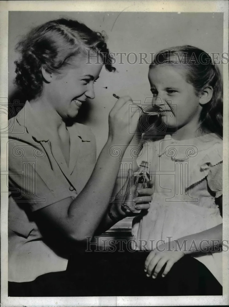 1943 Press Photo Child refusing to take castor oil - nef14785