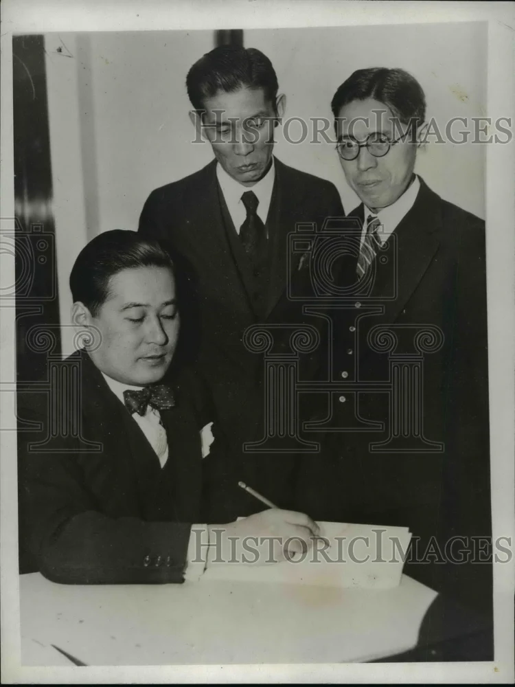 1923 Press Photo Two Gentlemen witnessed in signing - nef15090