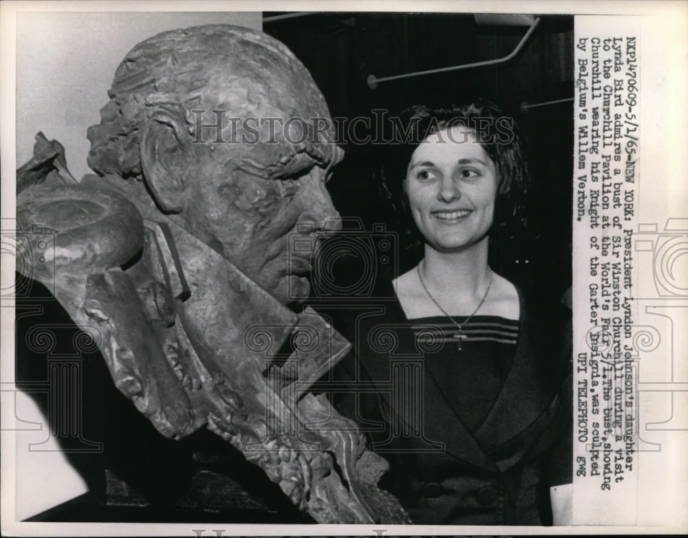 1965 Press Photo Lynda Bird Johnson Beside Winston Churchill Bust @ World's Fair