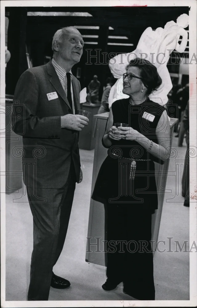 1971 Press Photo Dr. Douglas Bond & Mrs. Wilbur Nordstrom at Cleveland Event
