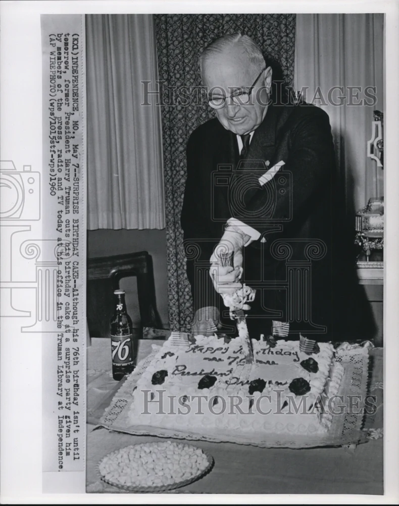 1960 Press Photo Former President Truman cuts birthday cake at surprise party