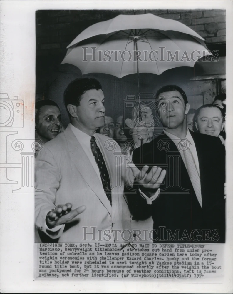 1954 Press Photo Rocky Marciano, heavyweight titleholder leaves Madison Square