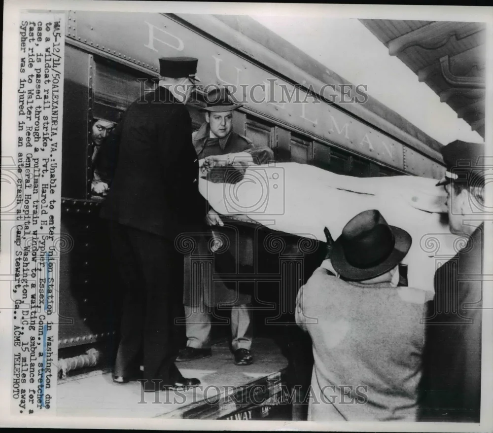 1950 Press Photo Car Crash victim Harold Sypher Loaded in Train, Union Station