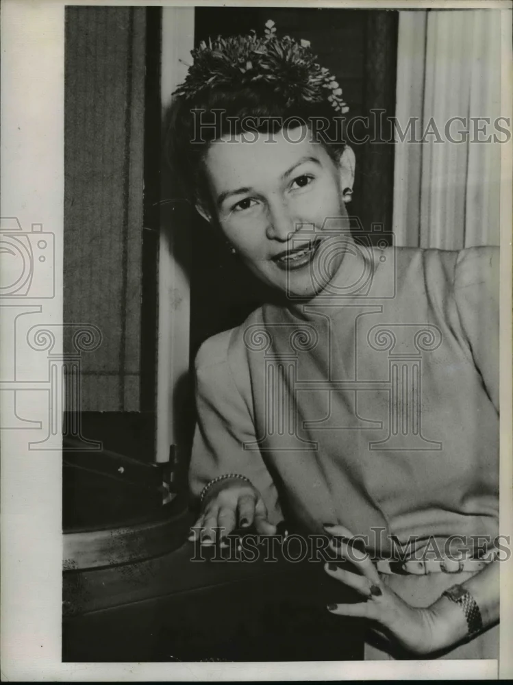 1945 Press Photo Carmen Ligaya Listening to Record, San Francisco - nef19423