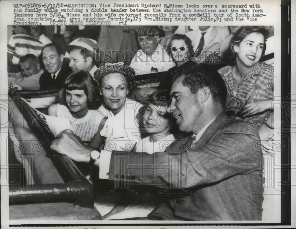 1958 Press Photo VP Richard Nixon Looks Over Scorecard With His Family