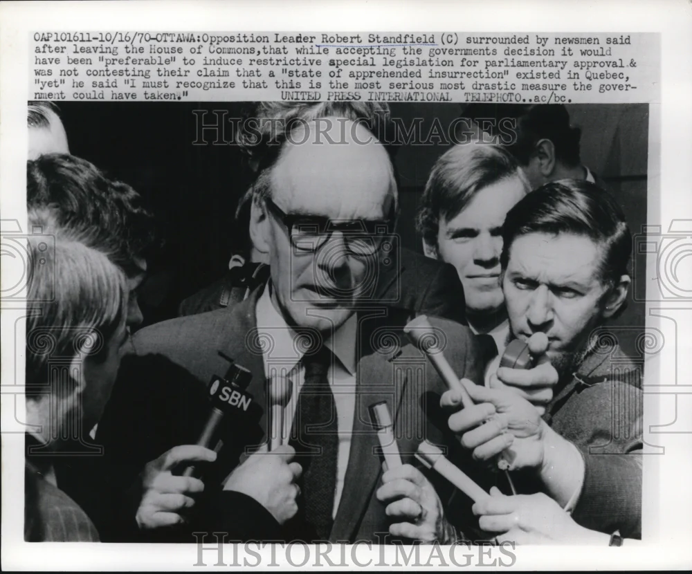 1970 Press Photo Opposition Leader Robert Standfield surrounded by newsmen.