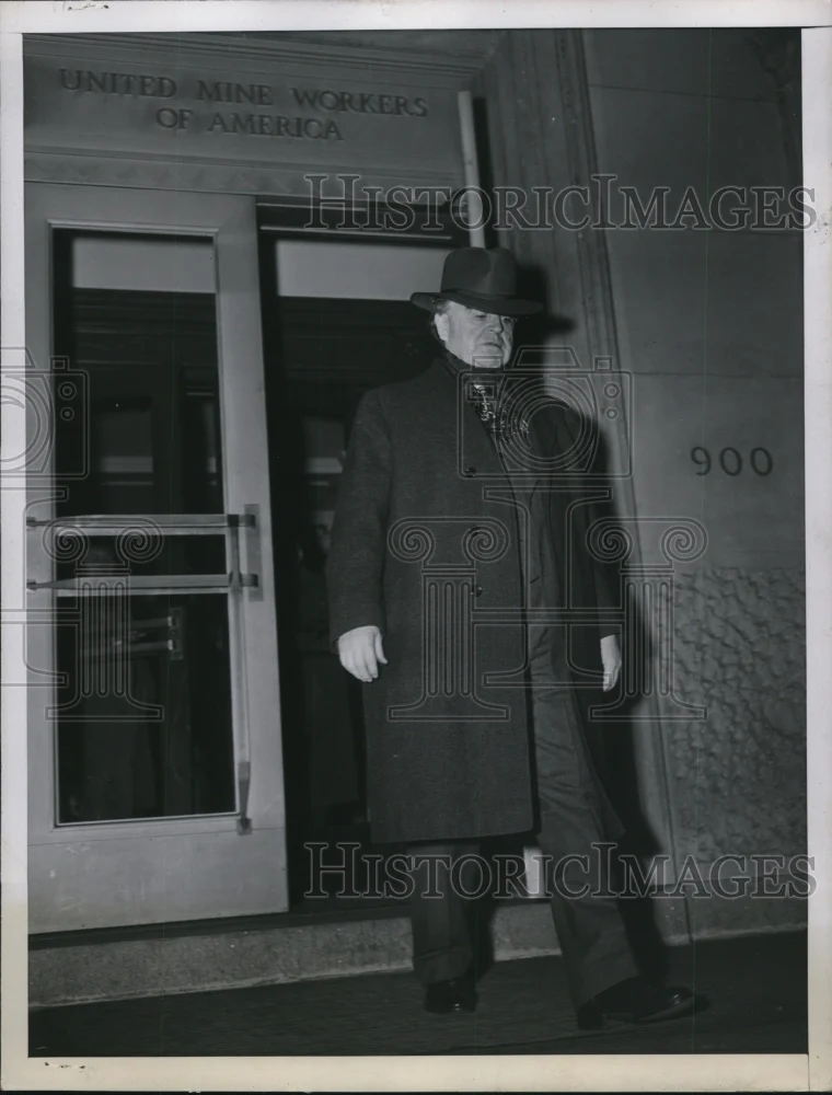 1947 Press Photo John L Lewis Leaving His Office Tonight - nef24369