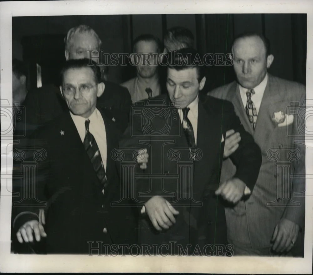 1950 Press Photo Arthur Marino Leaving Court in Chicago - nef24893