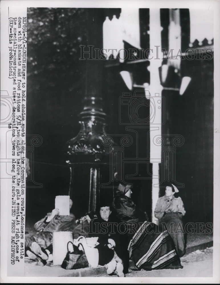 1953 Press Photo Londoners Settle Down with Blankets & Food 2 Nights Before Gala