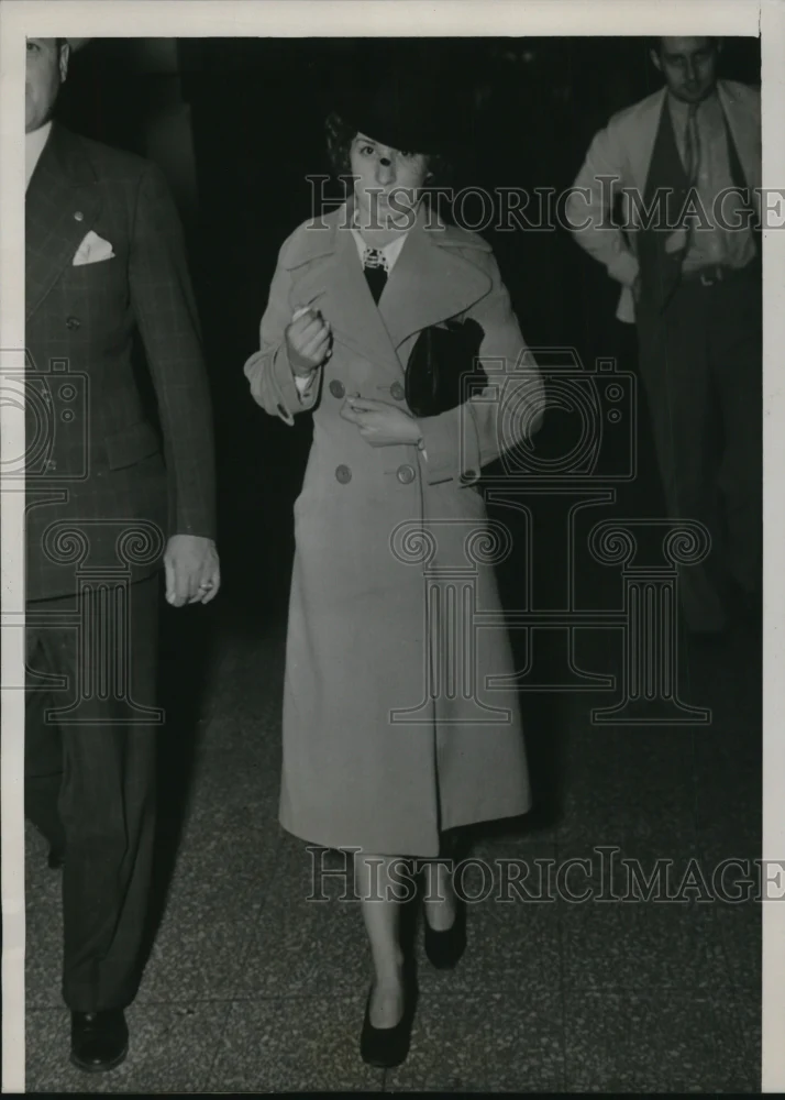 1937 Press Photo Della Staszkie Leaving Court in Chicago - nef25315
