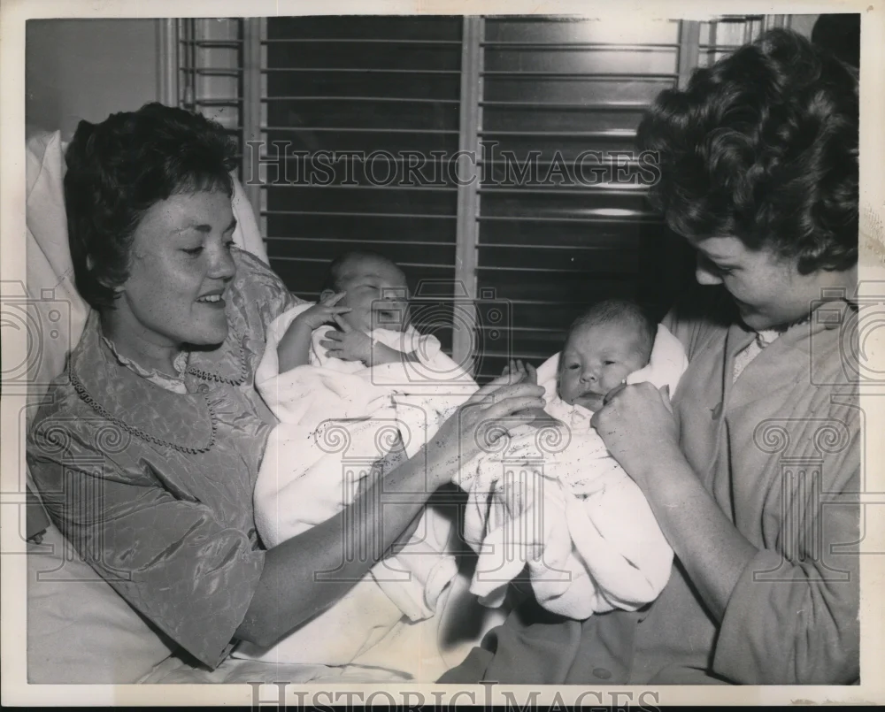 1959 Press Photo Twins Marilyn Self and Carilyn Tiitle Pose with Daughters