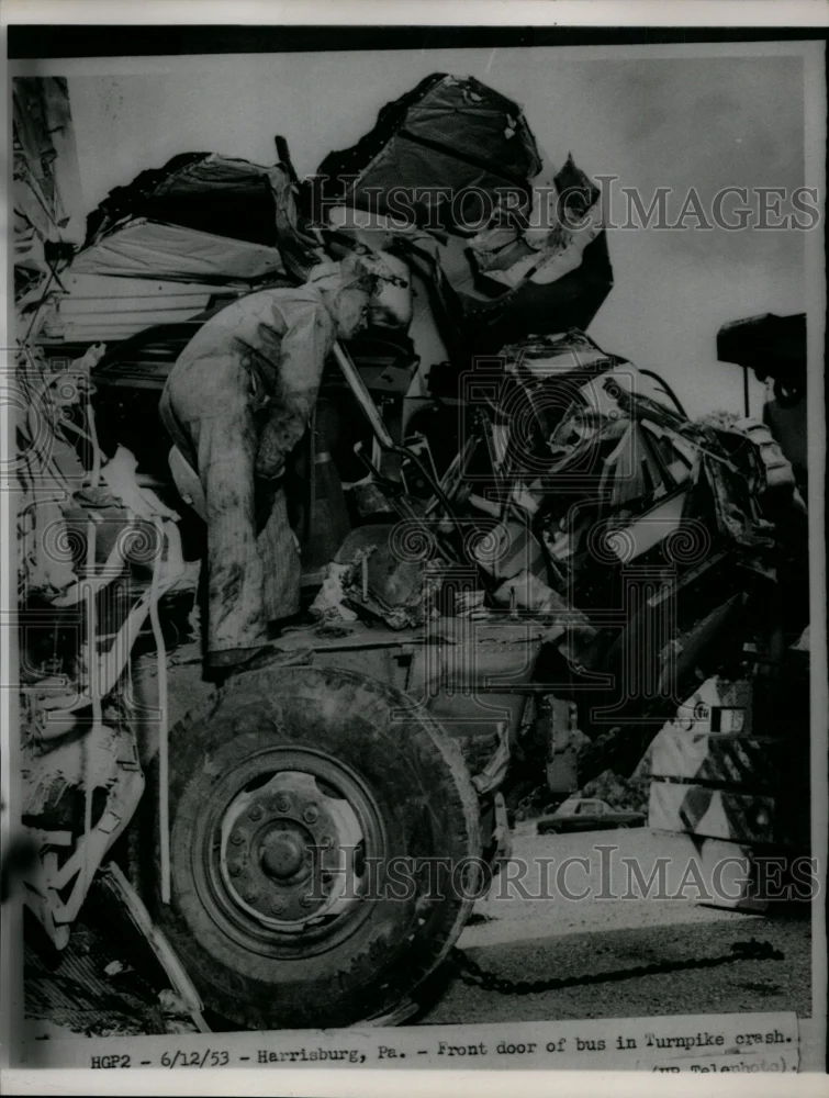 1953 Press Photo Harrisburg, Pennsylvania Bus in Turnpike Crash - nef26405