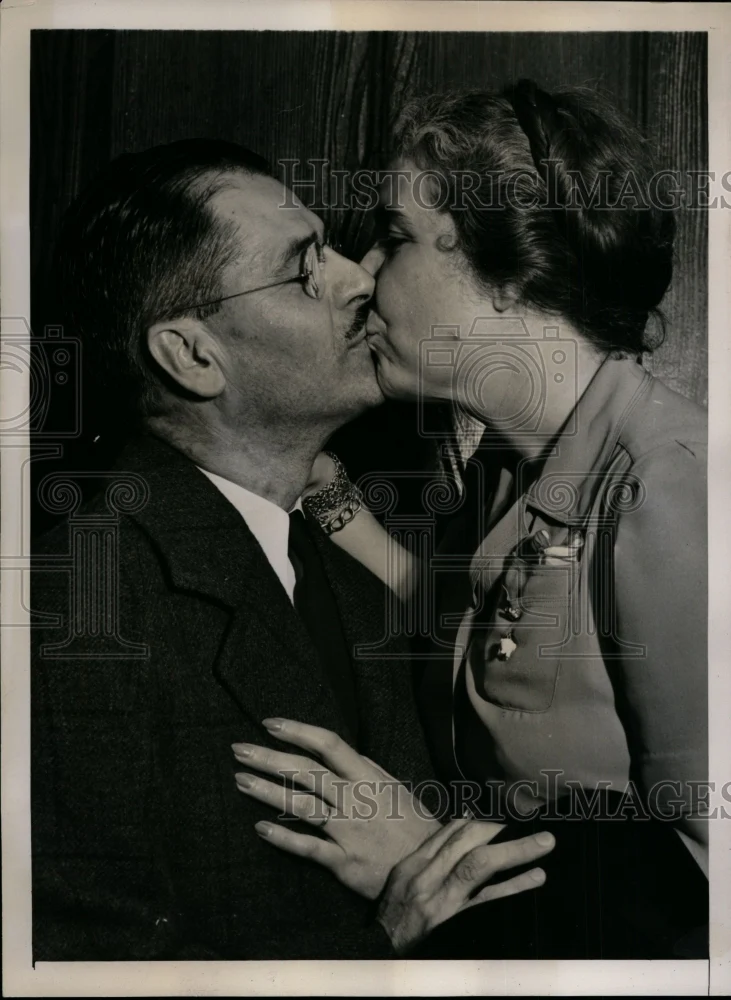 1940 Press Photo Senator Robert C. Hendrickson Kissed by Wife - nef26553