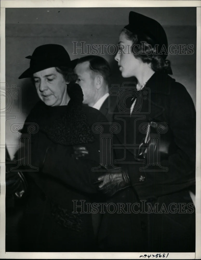 1938 Press Photo Edith McBride, Sister Natalie in Los Angeles Court - nef26747