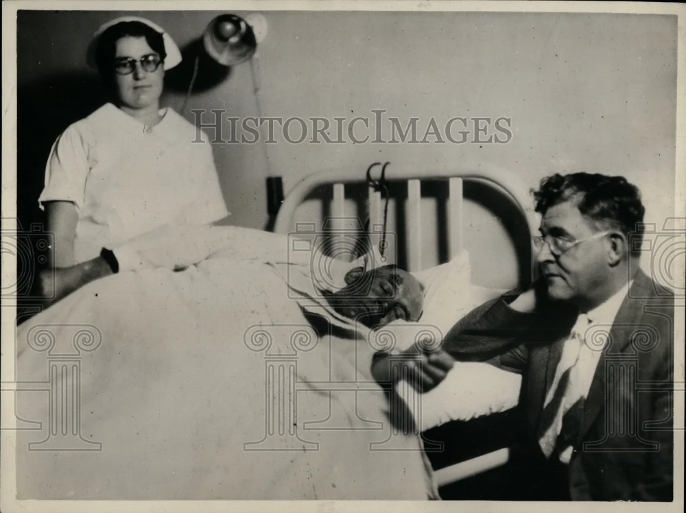 1930 Press Photo Jorgen M. Grove recuperating in hospital after being rescued