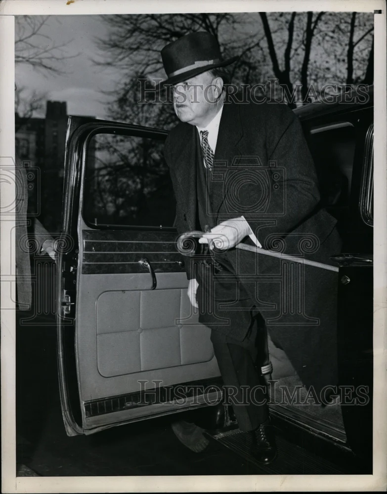 1946 Press Photo John Lewis, UMW pres., arriving at work for busy day