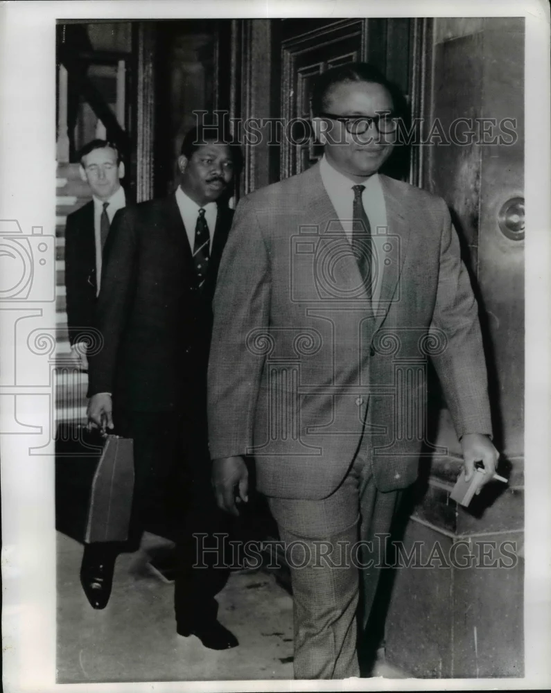 1968 Press Photo Chief Erahoro of Nigeria Leaving Commonwealth Office, London