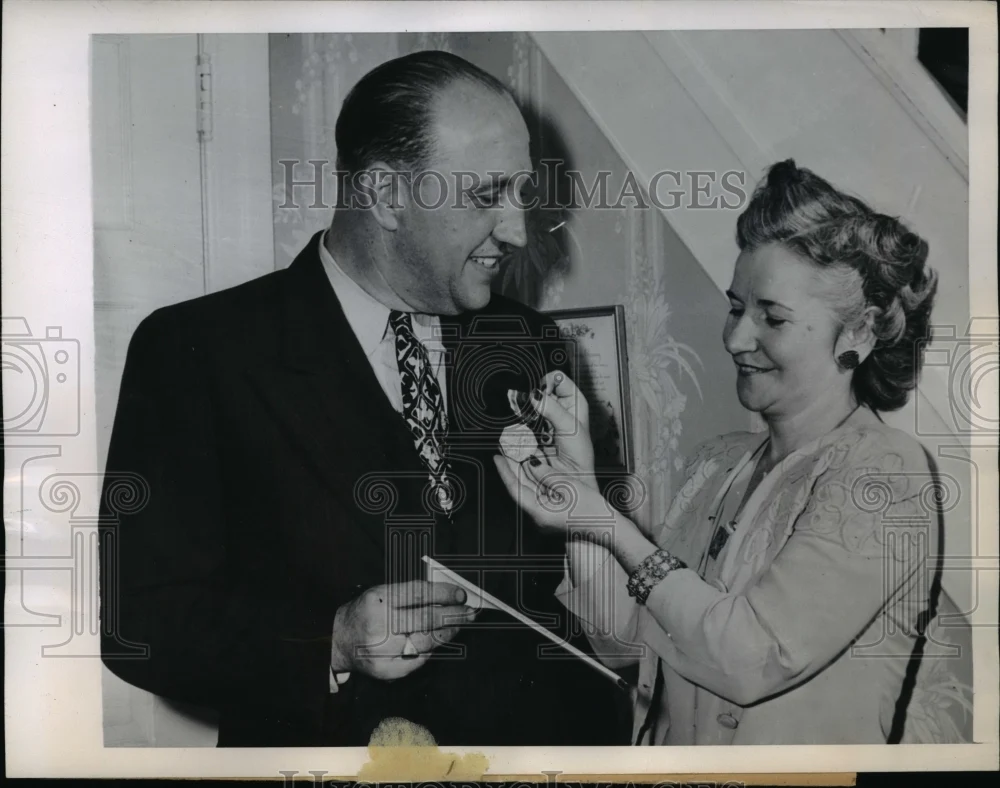 1945 Press Photo Horace S Warren as Wife Kathryn Pin Hero AWard Medal on Coat