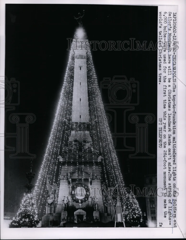 1962 Press Photo Soldiers & Sailor's Monument Decorated for Christmas Indianapol
